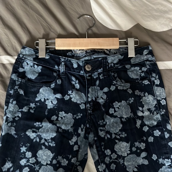American Eagle size 6 stretch jeans, flower motif - Picture 3 of 9